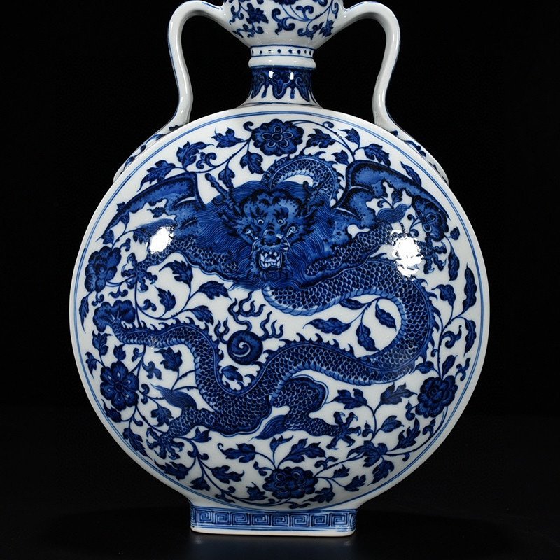 Qing Dynasty Qianlong blue and white pterodactyl pierced pattern Ruyi ears holding the moon vase