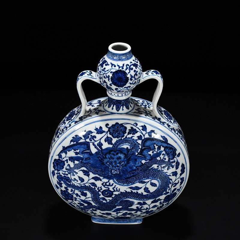 Qing Dynasty Qianlong blue and white pterodactyl pierced pattern Ruyi ears holding the moon vase