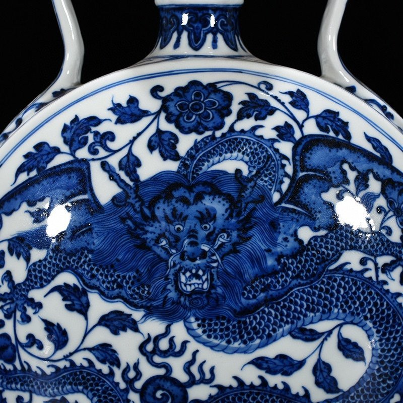 Qing Dynasty Qianlong blue and white pterodactyl pierced pattern Ruyi ears holding the moon vase