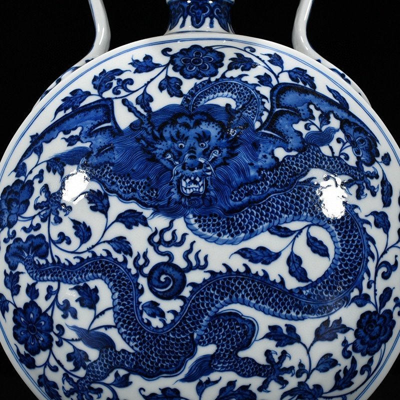 Qing Dynasty Qianlong blue and white pterodactyl pierced pattern Ruyi ears holding the moon vase