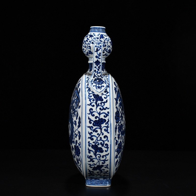 Qing Dynasty Qianlong blue and white pterodactyl pierced pattern Ruyi ears holding the moon vase