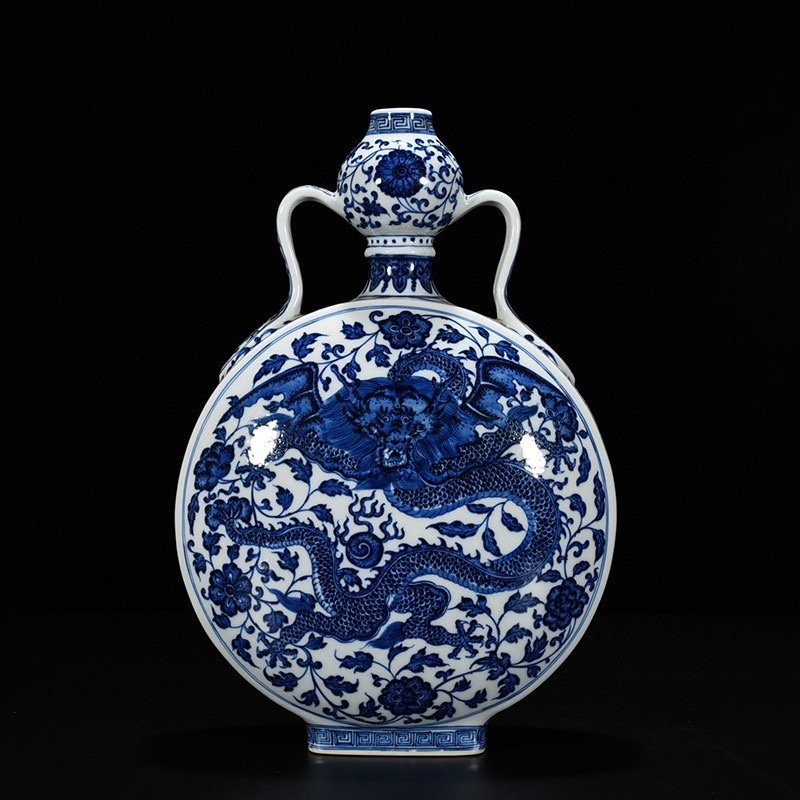 Qing Dynasty Qianlong blue and white pterodactyl pierced pattern Ruyi ears holding the moon vase
