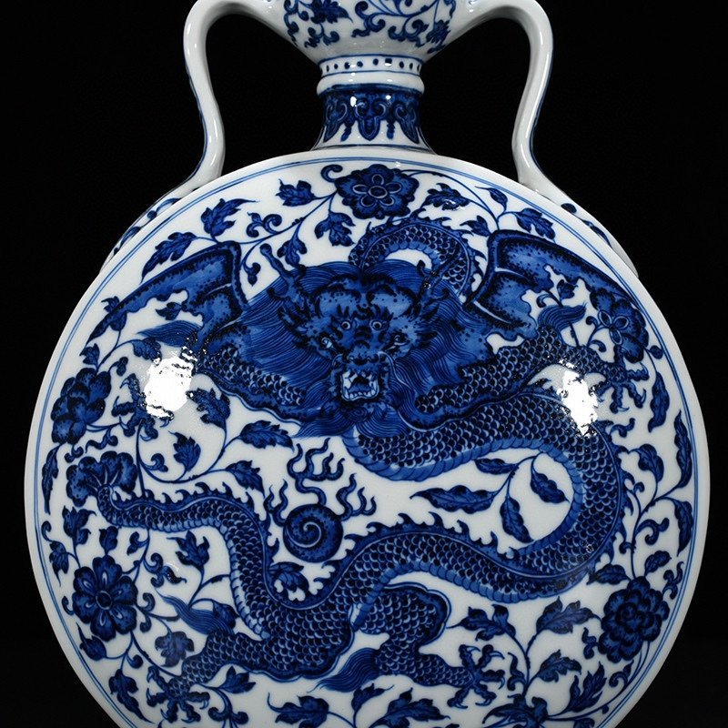 Qing Dynasty Qianlong blue and white pterodactyl pierced pattern Ruyi ears holding the moon vase