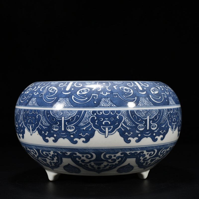 Qing Dynasty Qianlong blue and white Taotie animal mask pattern three-legged wash