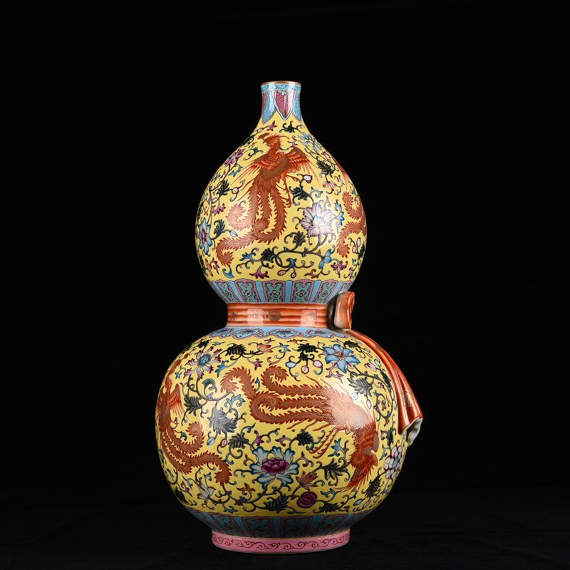 Qing Dynasty Qianlong yellow ground enamel nine-phoenix flower gourd vase