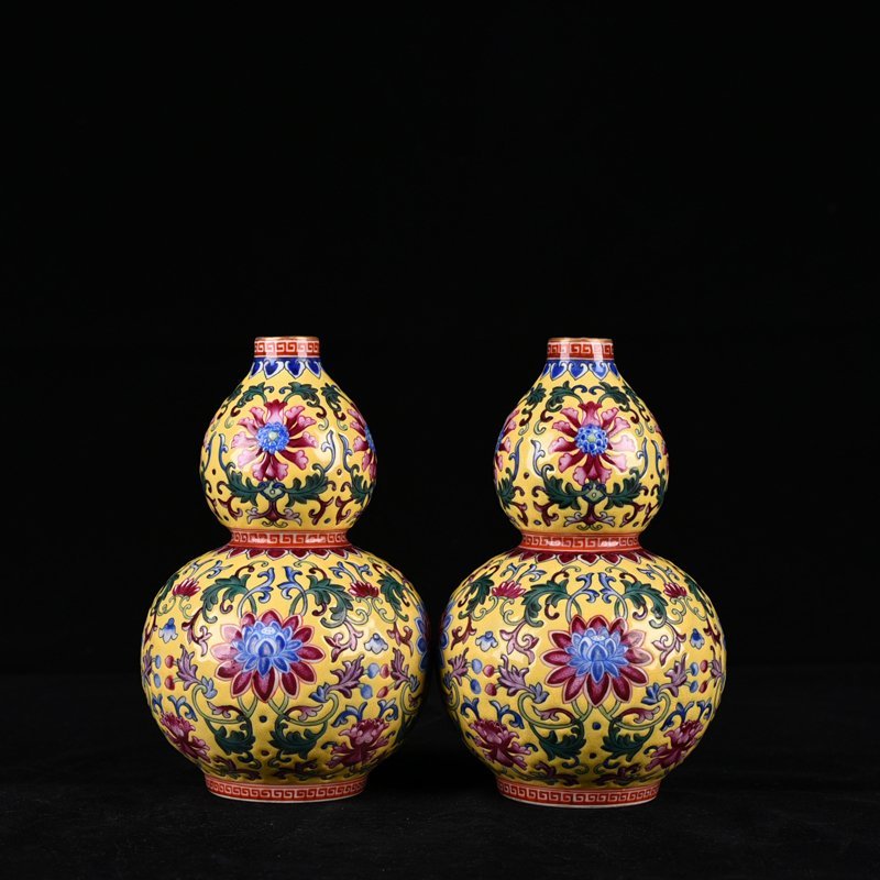 Qing Dynasty Qianlong yellow ground enamel gourd vase with entwined lotus pattern