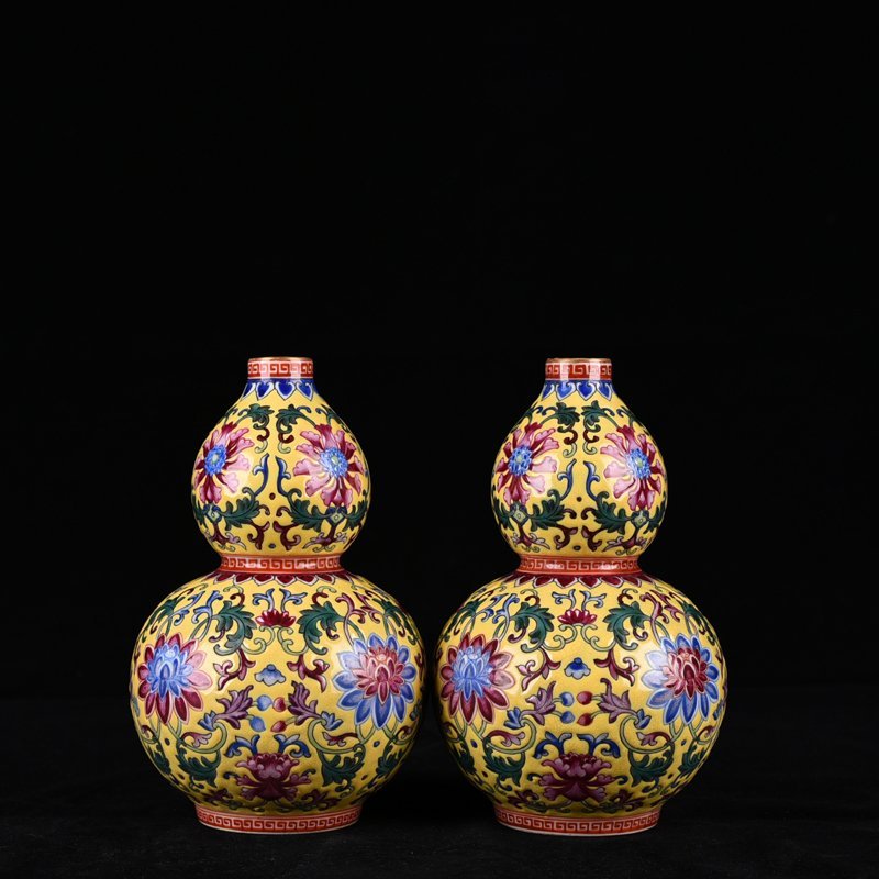 Qing Dynasty Qianlong yellow ground enamel gourd vase with entwined lotus pattern