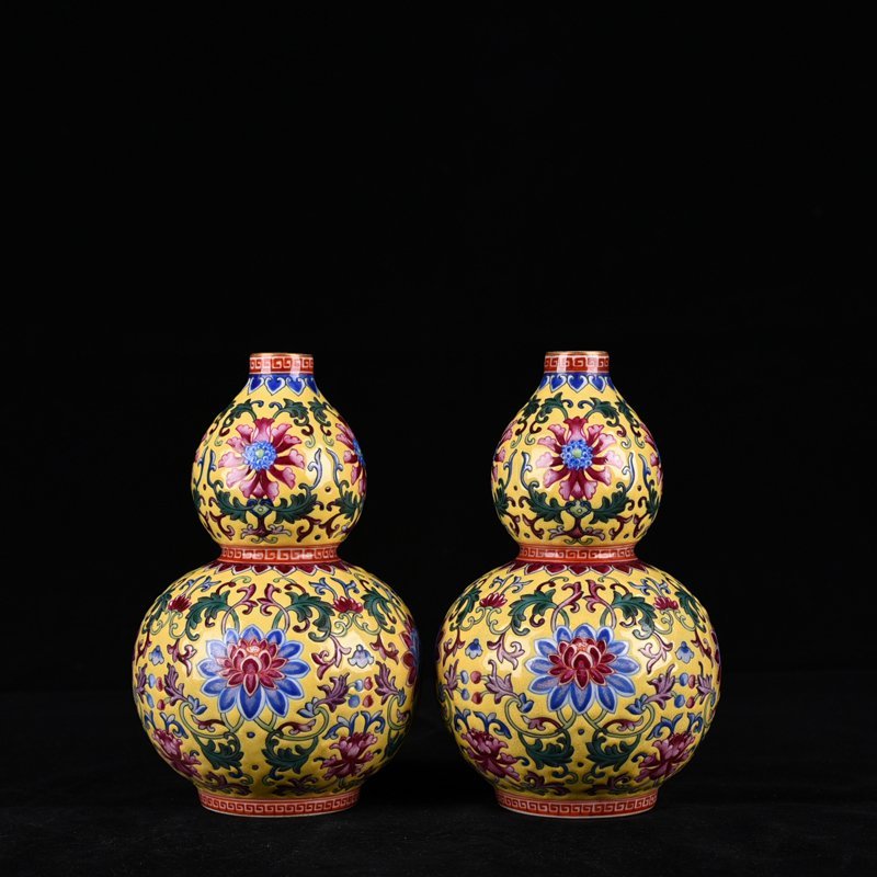 Qing Dynasty Qianlong yellow ground enamel gourd vase with entwined lotus pattern