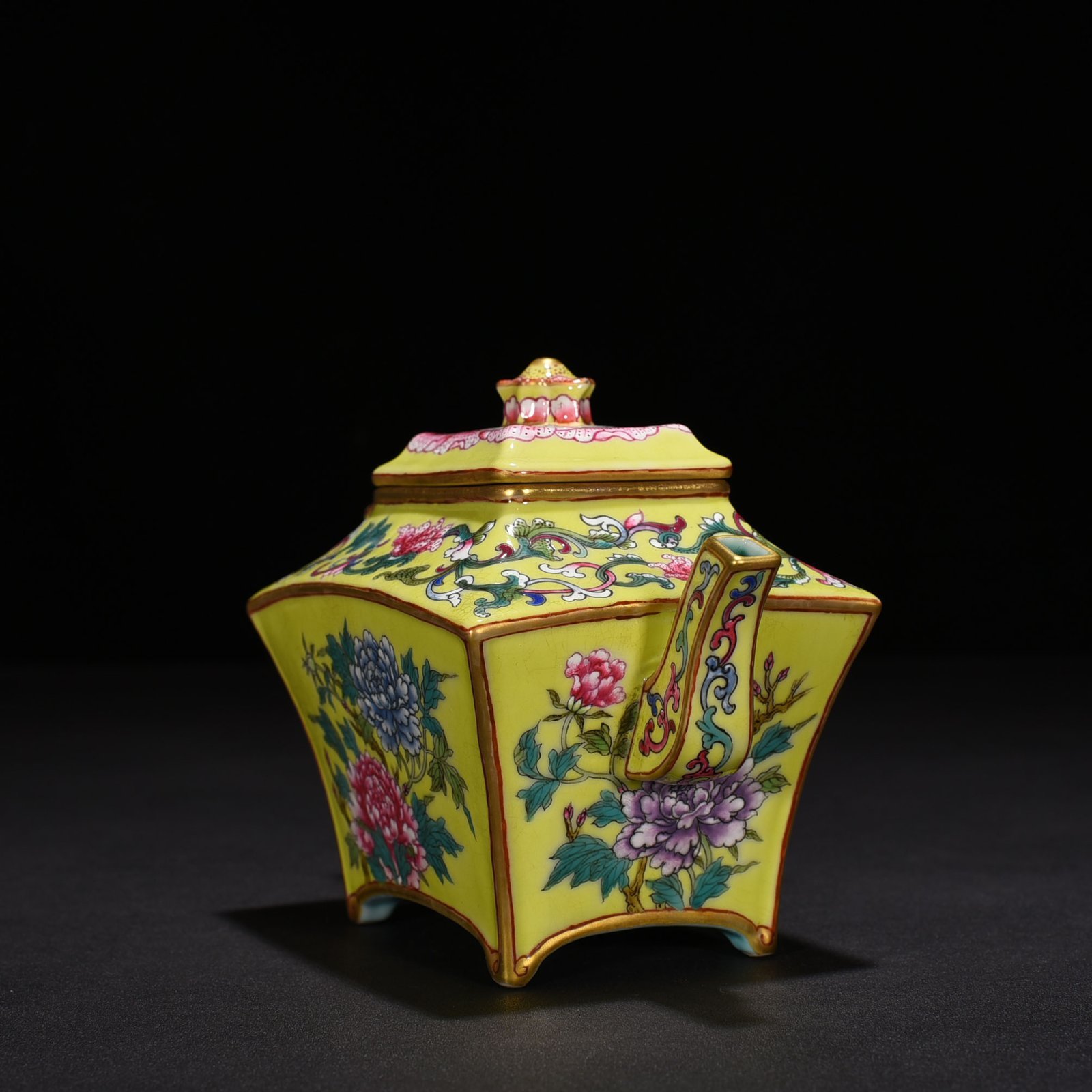 Qing Dynasty Qianlong yellow ground enamel flower peony pattern square pot