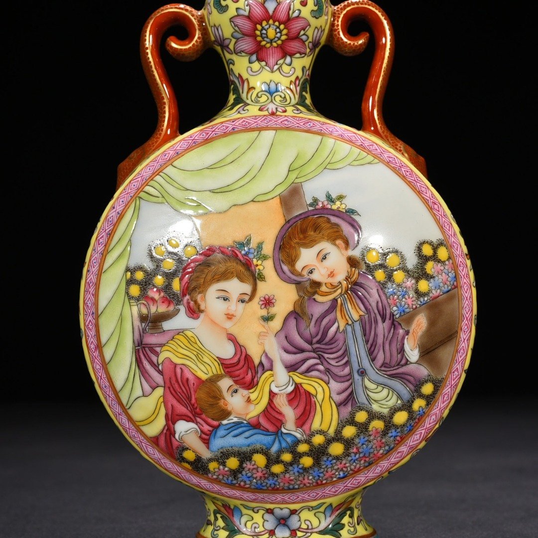 Qing Dynasty Qianlong yellow ground enamel Western figure pattern Ruyi ear gourd flat vase