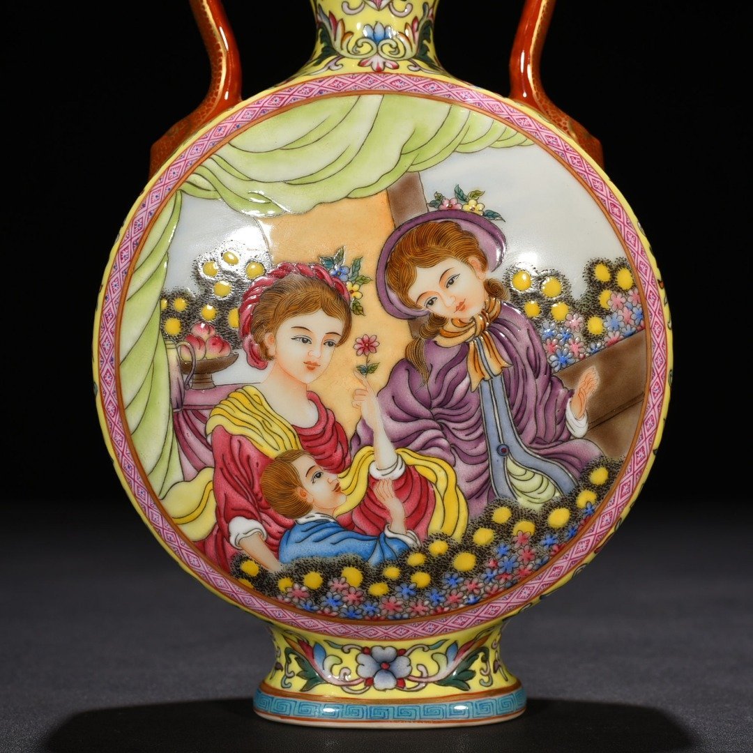 Qing Dynasty Qianlong yellow ground enamel Western figure pattern Ruyi ear gourd flat vase