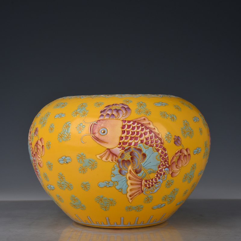 Qing Dynasty Qianlong yellow ground pastel pattern with goldfish and algae pattern round wash