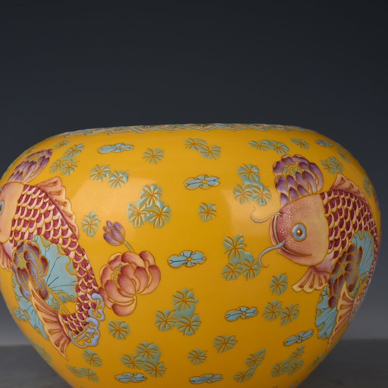 Qing Dynasty Qianlong yellow ground pastel pattern with goldfish and algae pattern round wash