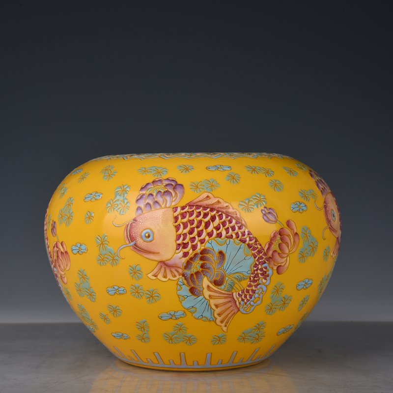 Qing Dynasty Qianlong yellow ground pastel pattern with goldfish and algae pattern round wash