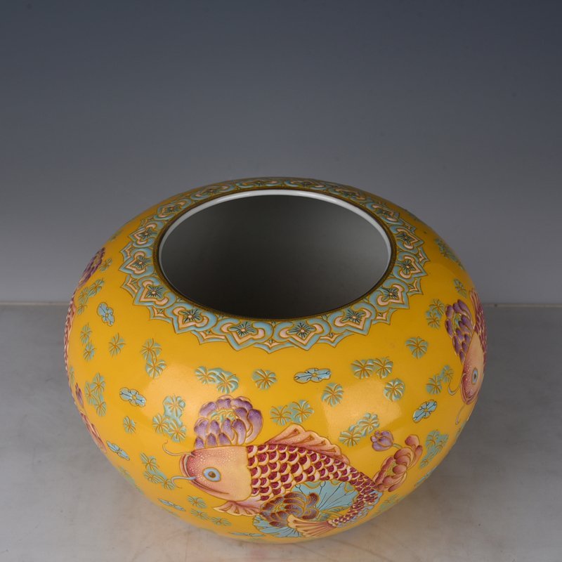 Qing Dynasty Qianlong yellow ground pastel pattern with goldfish and algae pattern round wash
