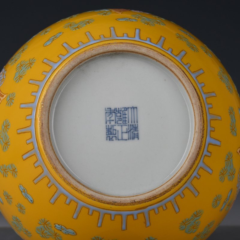 Qing Dynasty Qianlong yellow ground pastel pattern with goldfish and algae pattern round wash