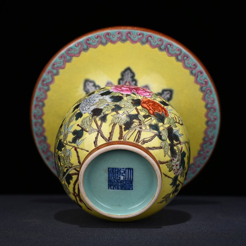 Qing Dynasty Qianlong yellow ground pastel peony flower pattern slag bucket vase