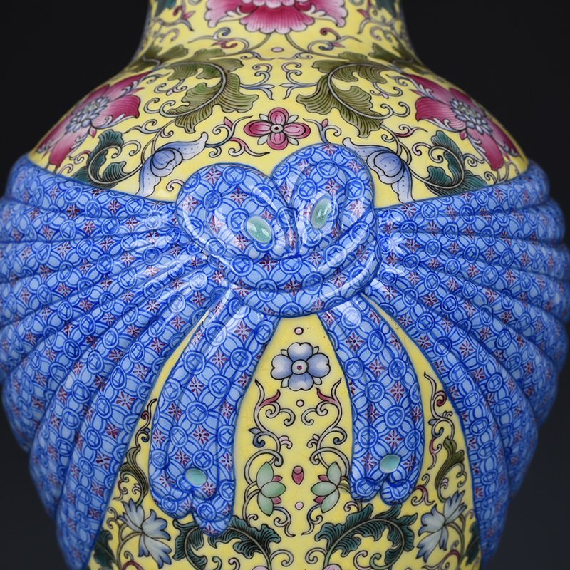 Qing Dynasty Qianlong yellow ground pastel flower pattern baggage vase