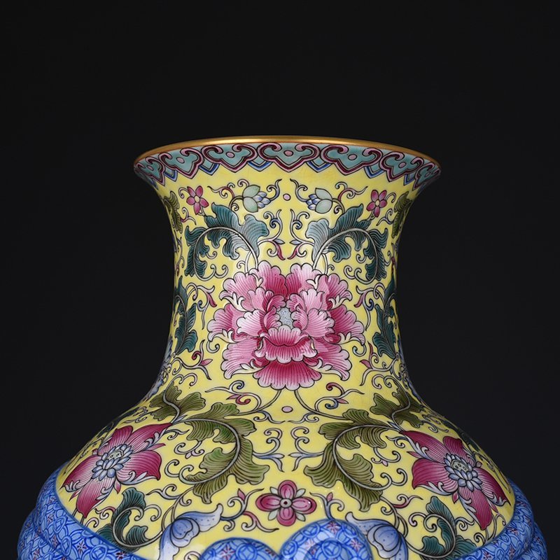 Qing Dynasty Qianlong yellow ground pastel flower pattern baggage vase