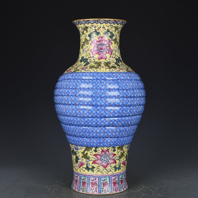 Qing Dynasty Qianlong yellow ground pastel flower pattern baggage vase