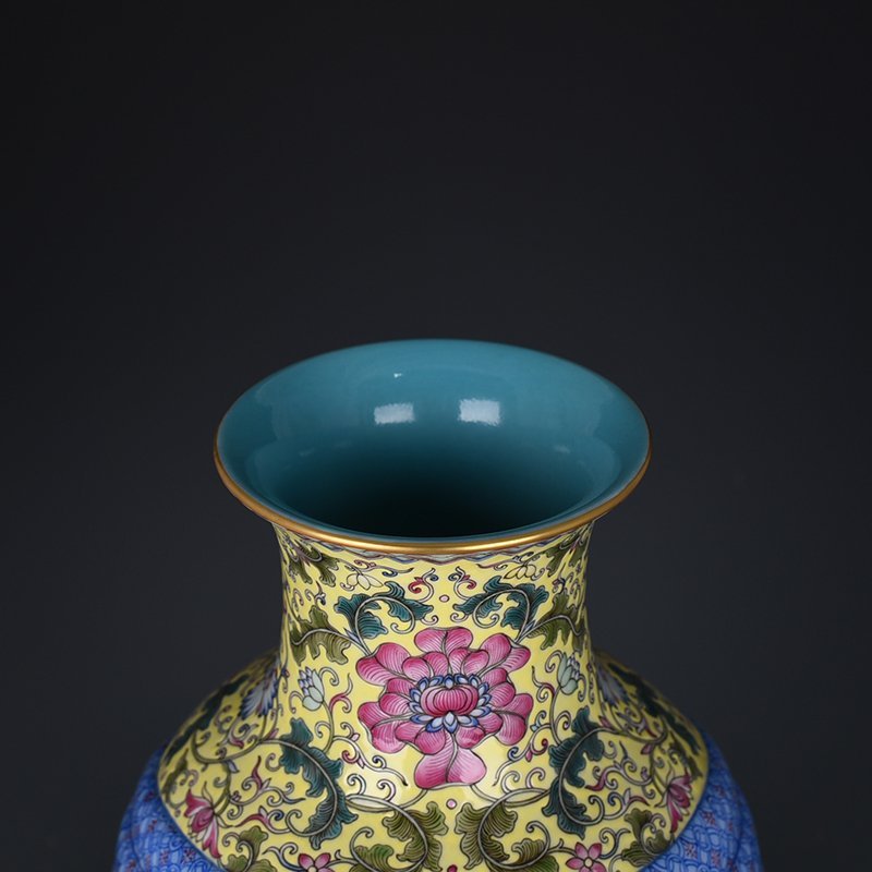 Qing Dynasty Qianlong yellow ground pastel flower pattern baggage vase