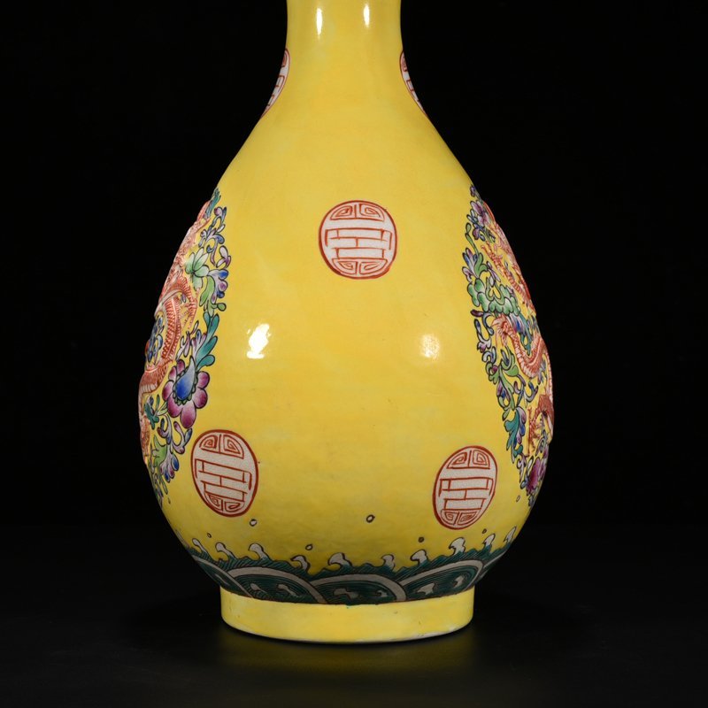 Qing Dynasy Qianlong yellow ground pastel carved dragon pattern jade pot spring vase