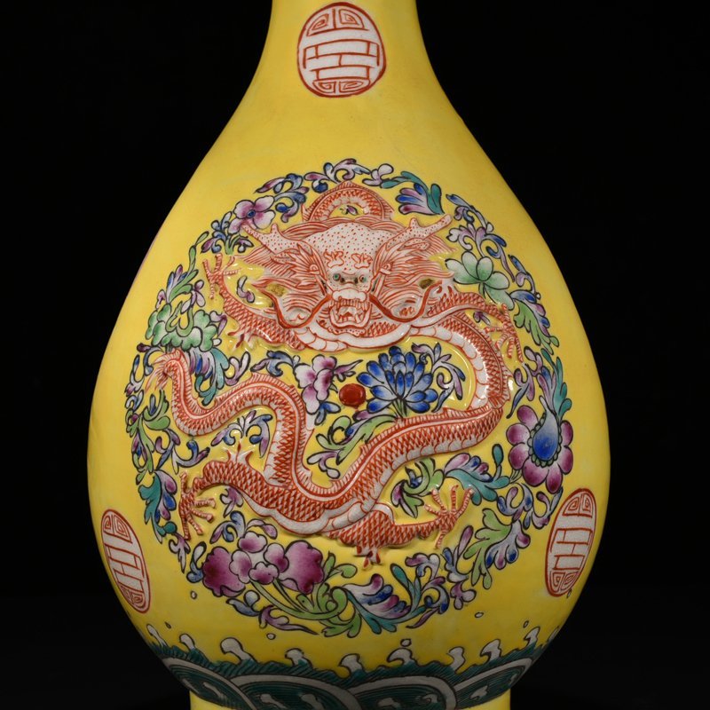 Qing Dynasy Qianlong yellow ground pastel carved dragon pattern jade pot spring vase