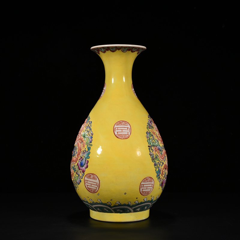 Qing Dynasy Qianlong yellow ground pastel carved dragon pattern jade pot spring vase