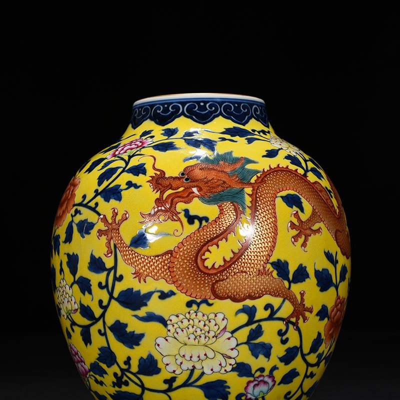 Qing Dynasty Qianlong yellow ground pastel dragon and phoenix pattern jar