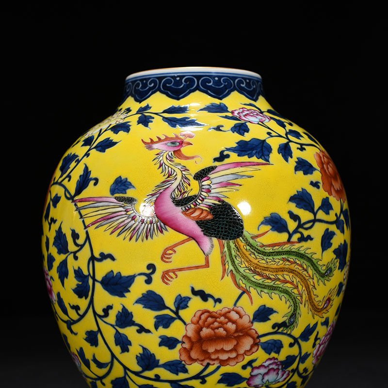 Qing Dynasty Qianlong yellow ground pastel dragon and phoenix pattern jar