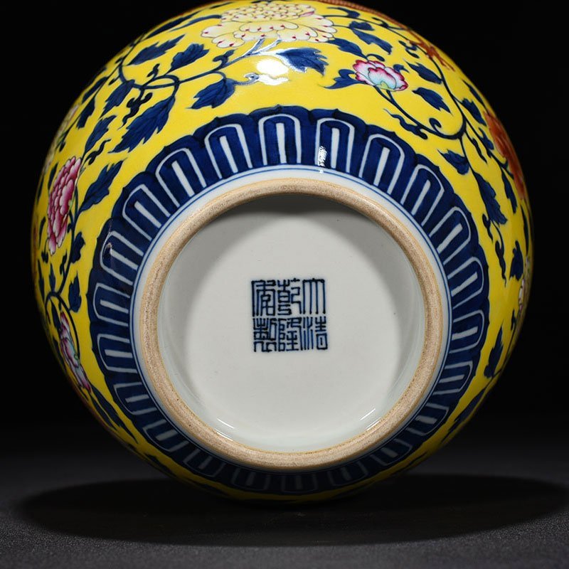 Qing Dynasty Qianlong yellow ground pastel dragon and phoenix pattern jar