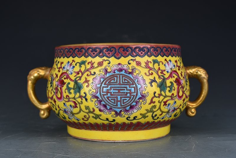 Qing Dynasty Qianlong yellow ground pastel dragon pattern longevity