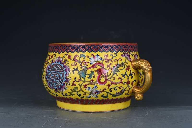 Qing Dynasty Qianlong yellow ground pastel dragon pattern longevity