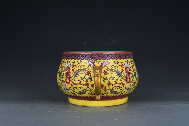 Qing Dynasty Qianlong yellow ground pastel dragon pattern longevity