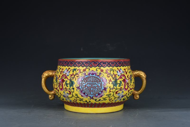 Qing Dynasty Qianlong yellow ground pastel dragon pattern longevity