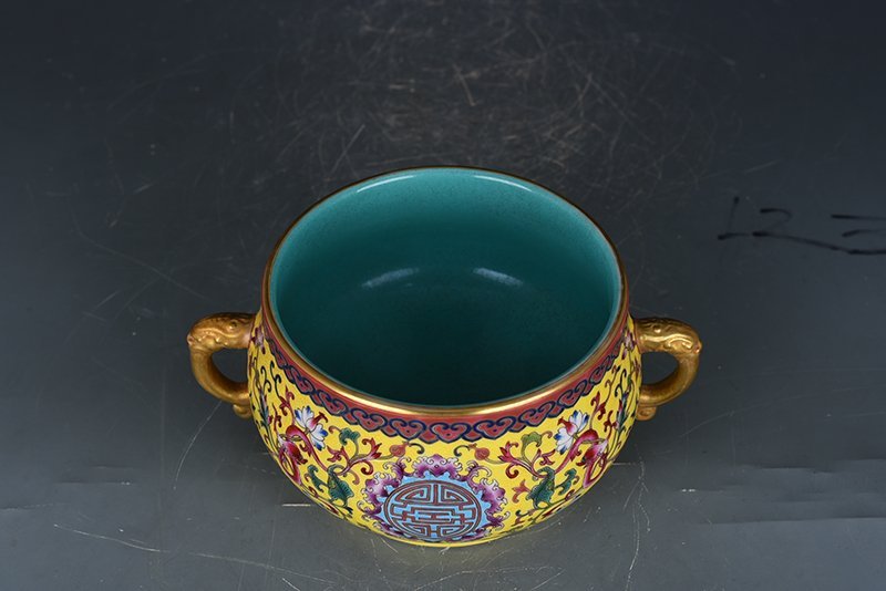 Qing Dynasty Qianlong yellow ground pastel dragon pattern longevity