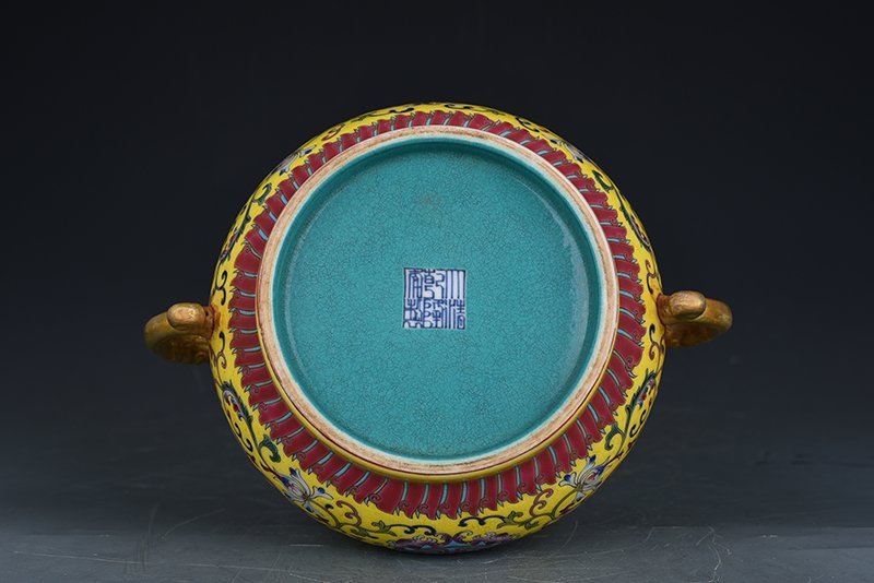 Qing Dynasty Qianlong yellow ground pastel dragon pattern longevity