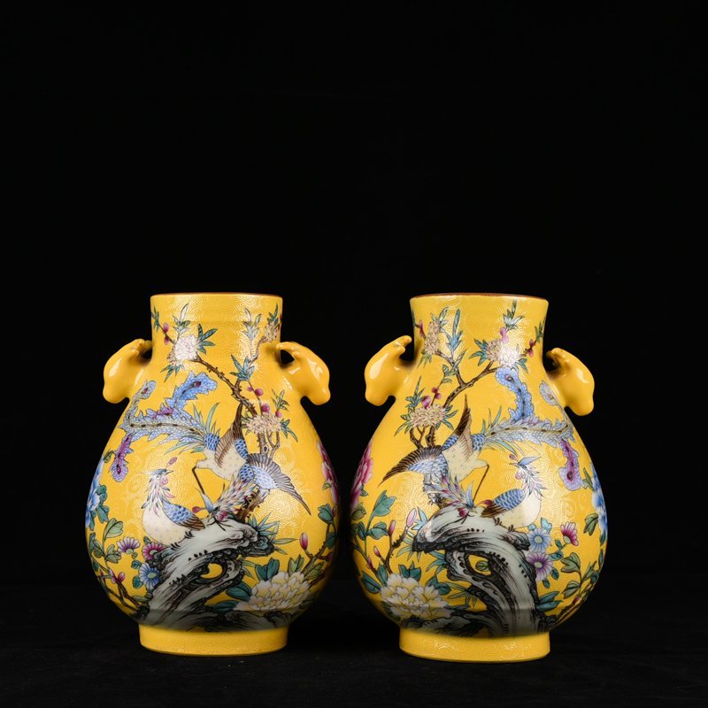Qing Dynasty Qianlong yellow ground rolling pattern pastel phoenix peony pattern deer head statue