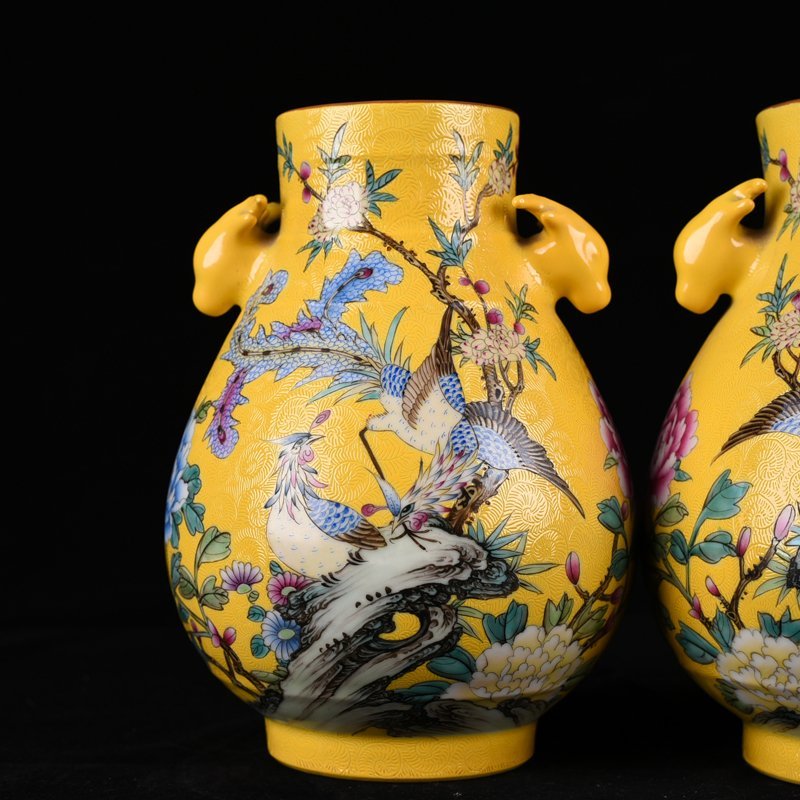 Qing Dynasty Qianlong yellow ground rolling pattern pastel phoenix peony pattern deer head statue