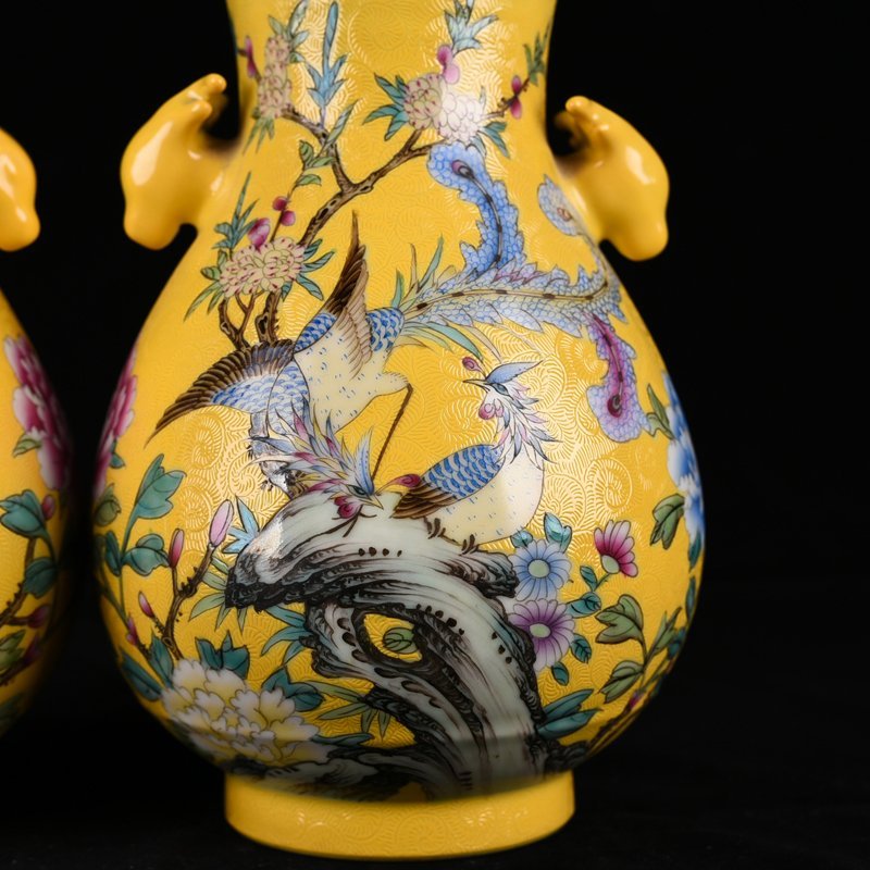 Qing Dynasty Qianlong yellow ground rolling pattern pastel phoenix peony pattern deer head statue