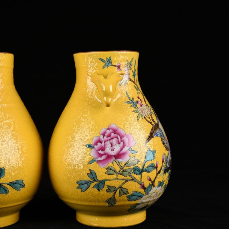 Qing Dynasty Qianlong yellow ground rolling pattern pastel phoenix peony pattern deer head statue