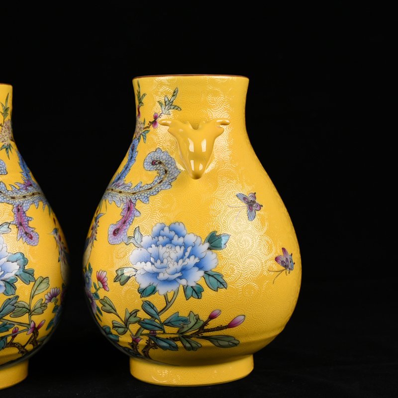 Qing Dynasty Qianlong yellow ground rolling pattern pastel phoenix peony pattern deer head statue