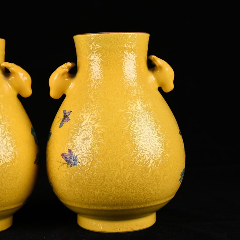 Qing Dynasty Qianlong yellow ground rolling pattern pastel phoenix peony pattern deer head statue