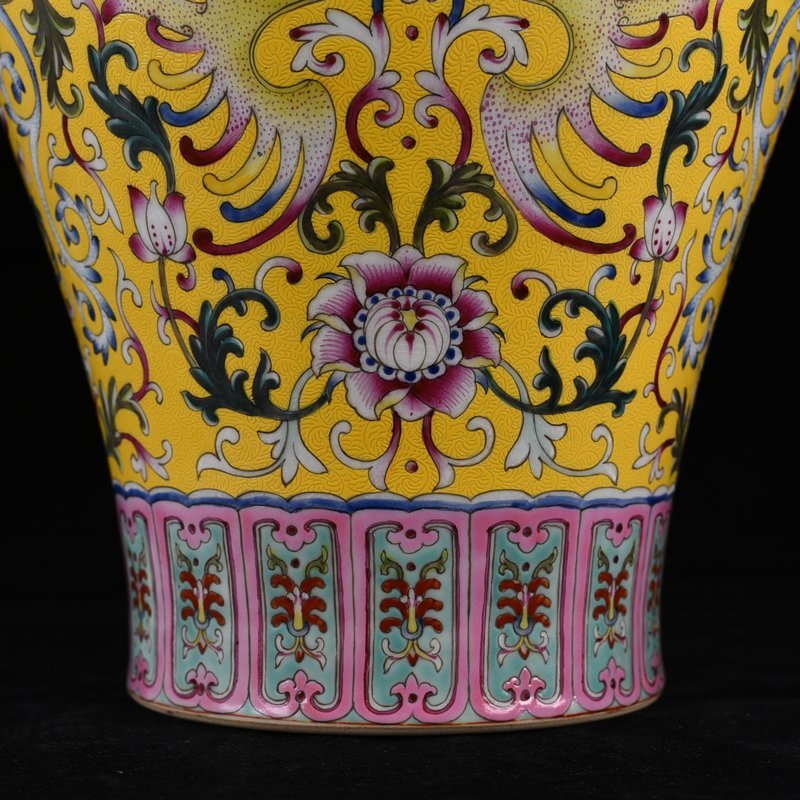 Qing Dynasty Qianlong yellow ground rolling pattern with dragon phoenix and flower pattern plum vase