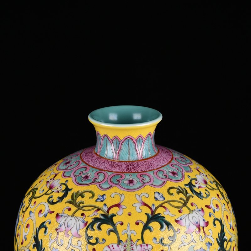 Qing Dynasty Qianlong yellow ground rolling pattern with dragon phoenix and flower pattern plum vase