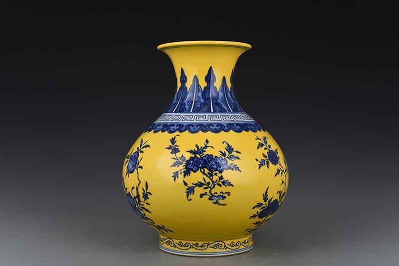 Qing Dynasty Qianlong yellow ground blue and white vase