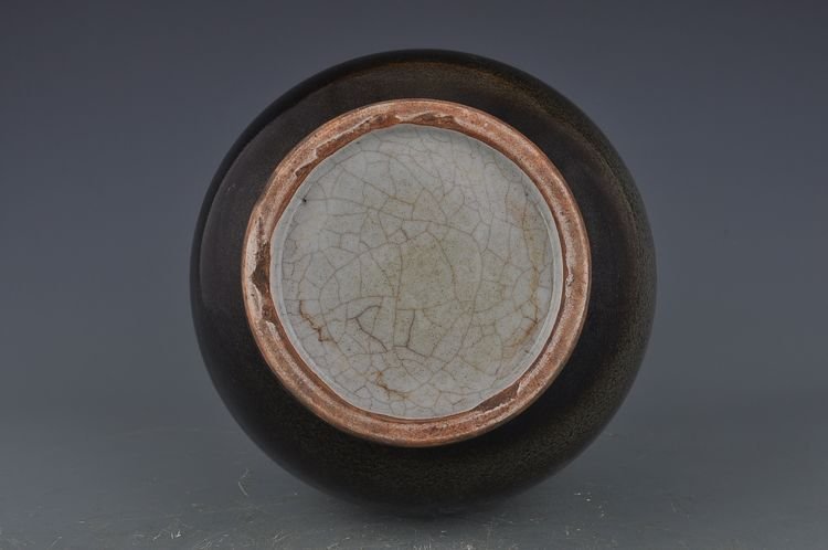 Qing Dynasty Qianlong black glaze ear-shaped vase
