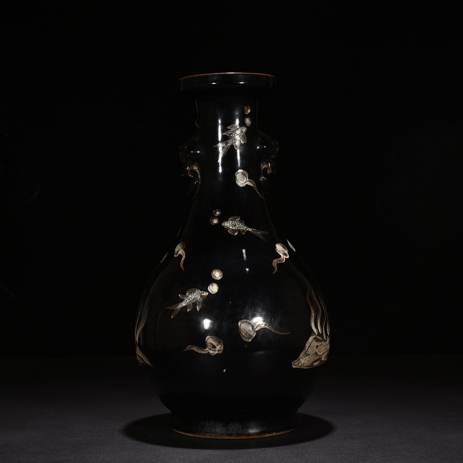 Qing Dynasty Qianlong black-glazed fish and algae pattern amphorae