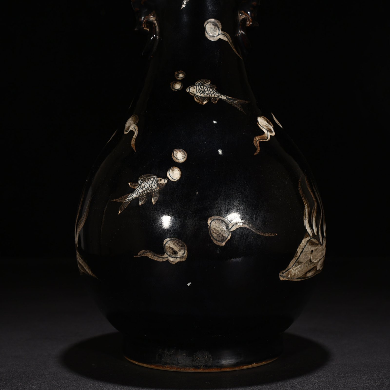 Qing Dynasty Qianlong black-glazed fish and algae pattern amphorae