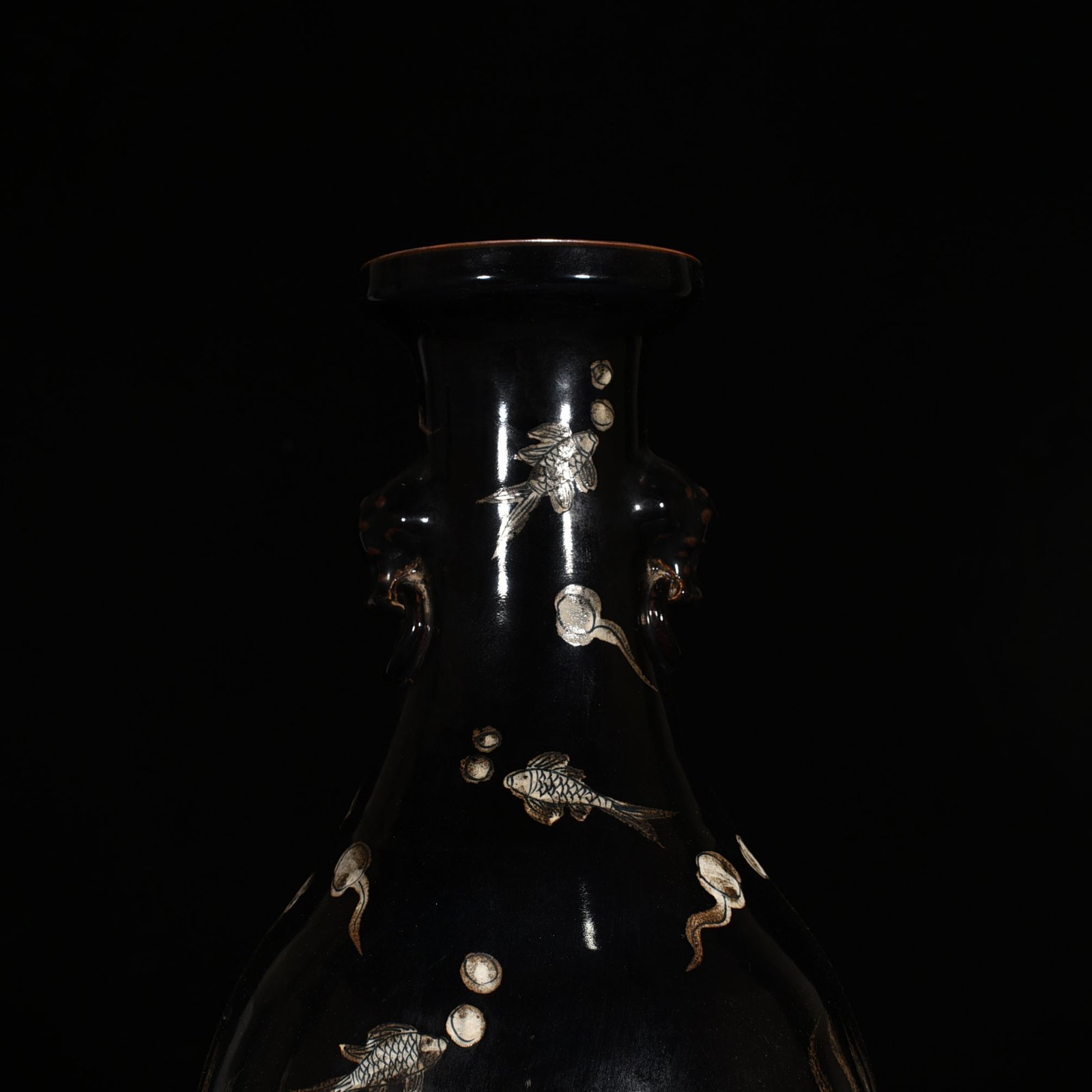 Qing Dynasty Qianlong black-glazed fish and algae pattern amphorae